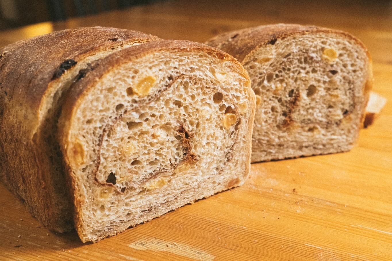 С корицей и изюмом на закваске